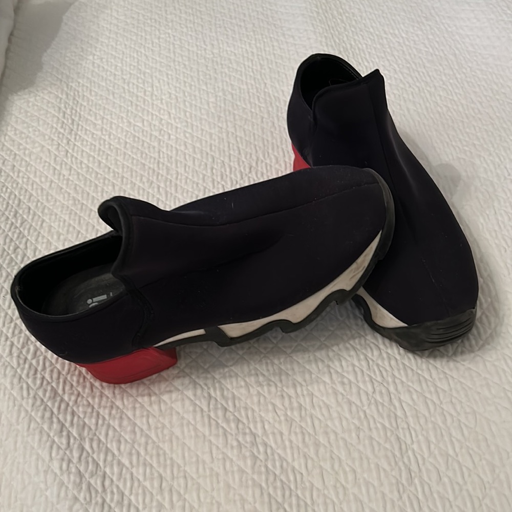 iRi black, white and red shoes. Size 6.5. Platform slip on shoes w solid soles.